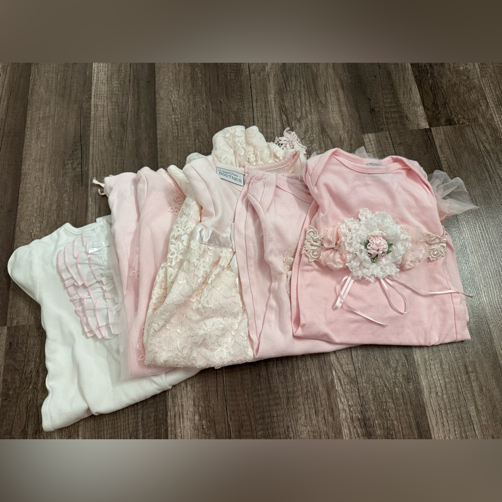 🤍🩷Baby gown bundle- 5 gowns!!!🩷🤍